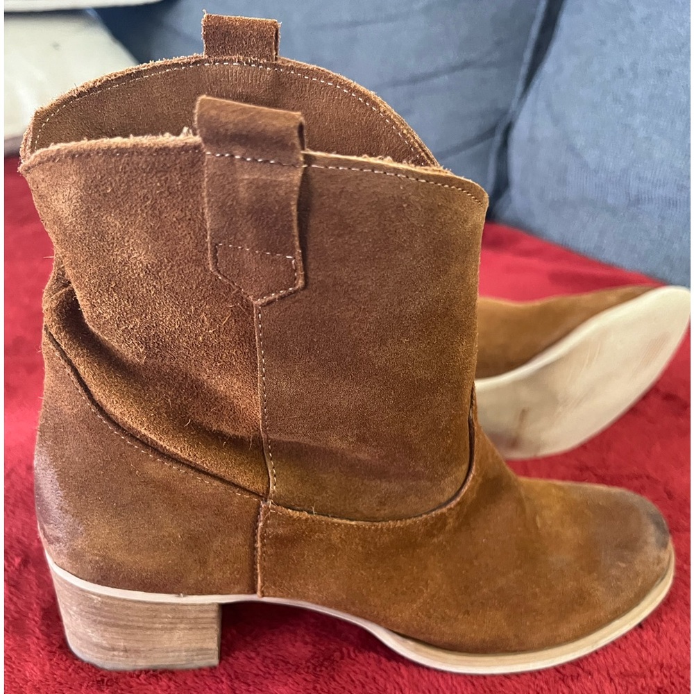 Soft and supple suede boot by Sundance. Euro size 40
